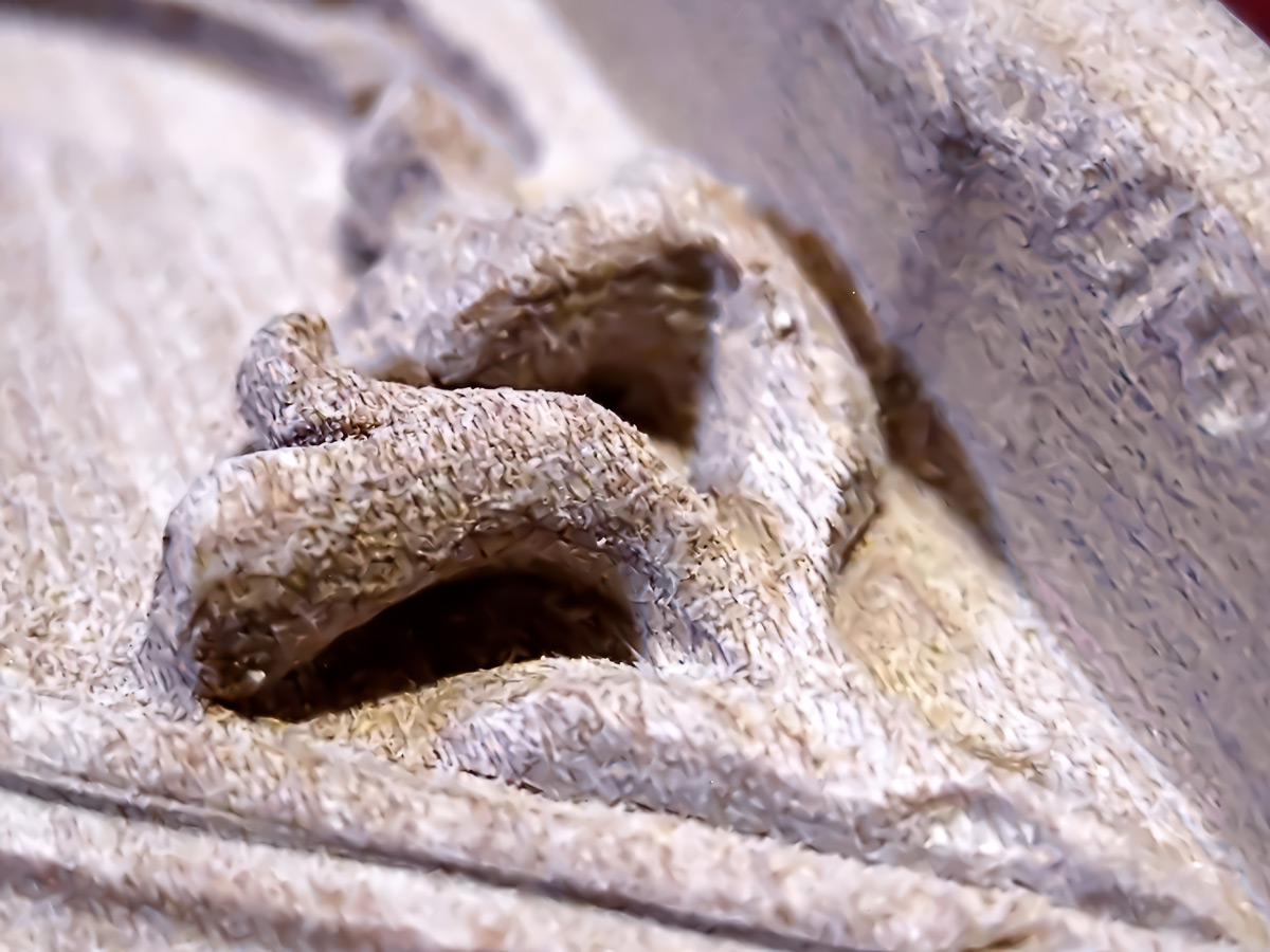 Detail: undercuts on a crocket